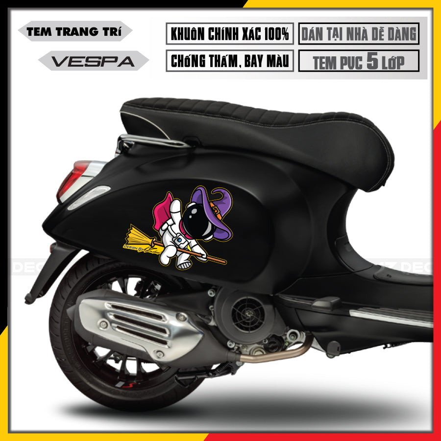 Tem Xe Vespa Đen Phi Hành Gia Cưỡi Chổi